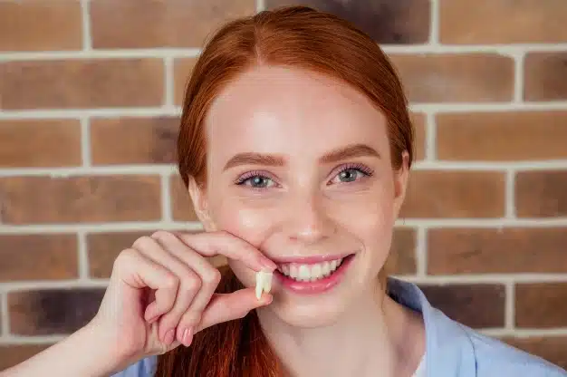 a young girl smiling after extract her wisdom tooth