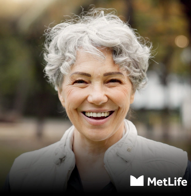 Retrato de una mujer mayor sonriente con el pelo corto y gris.