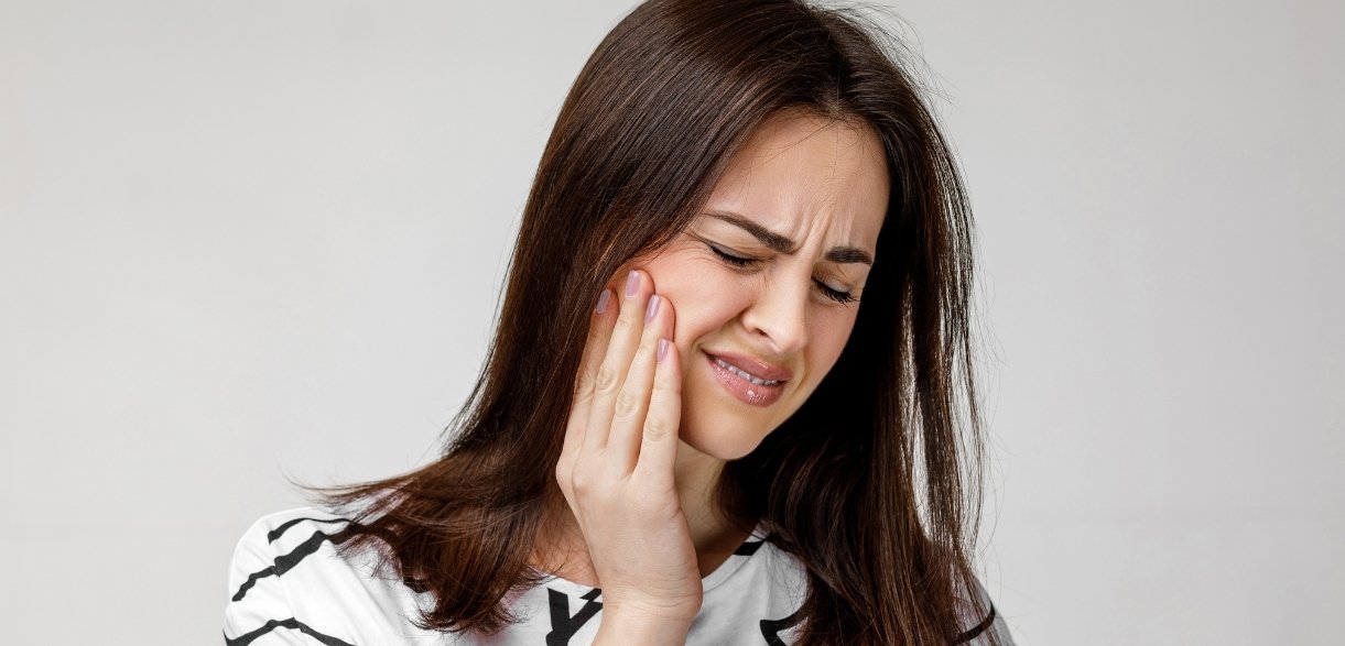is a black tooth a dental emergency