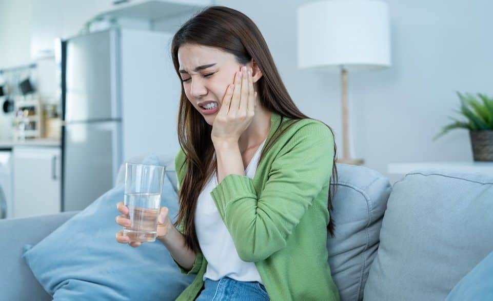 heat and cold sensitivity in teeth can be a warning sign of a tooth abscess