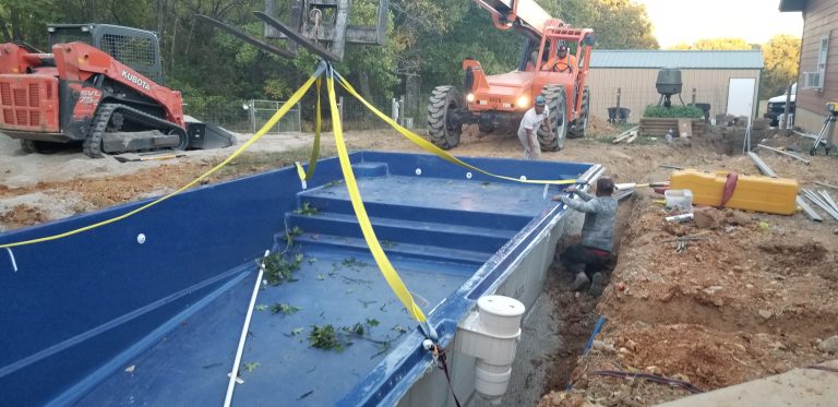 installing fiberglass pool