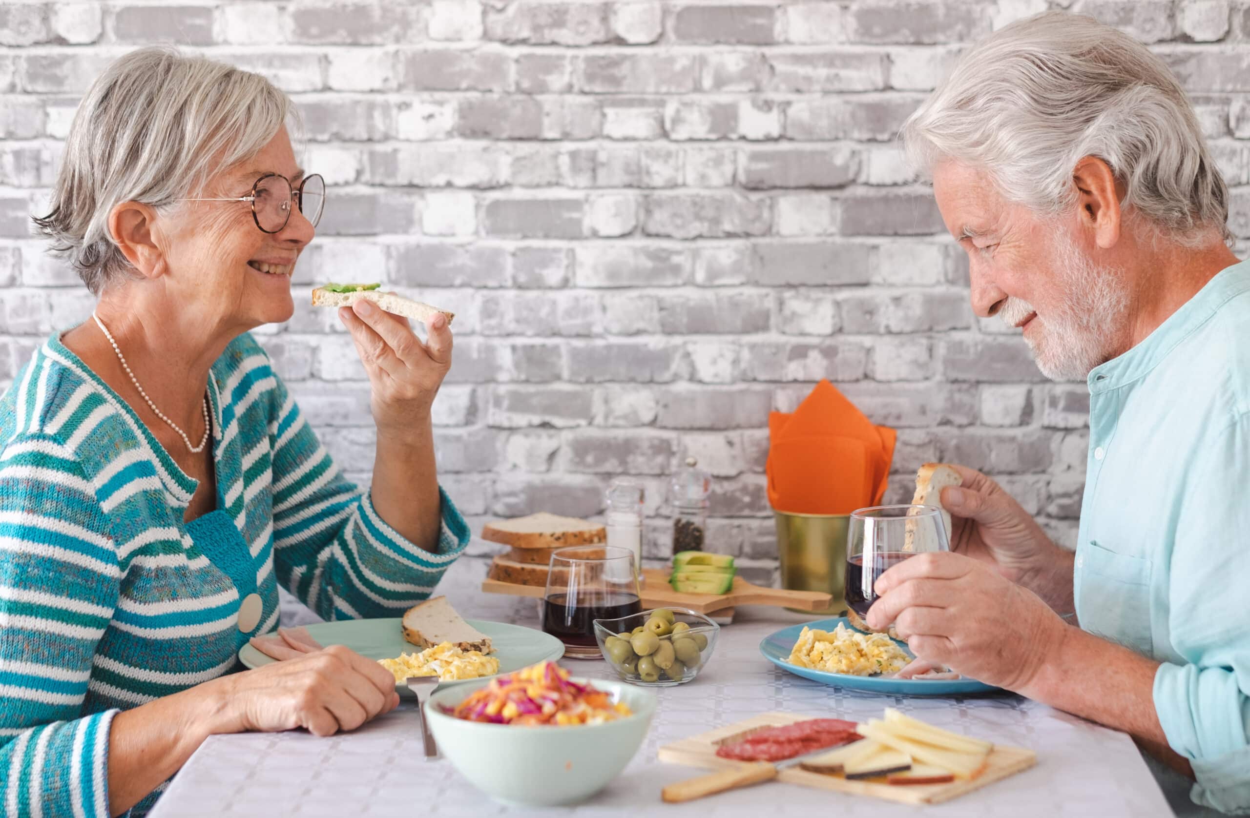 What foods can be eaten and avoided with dentures