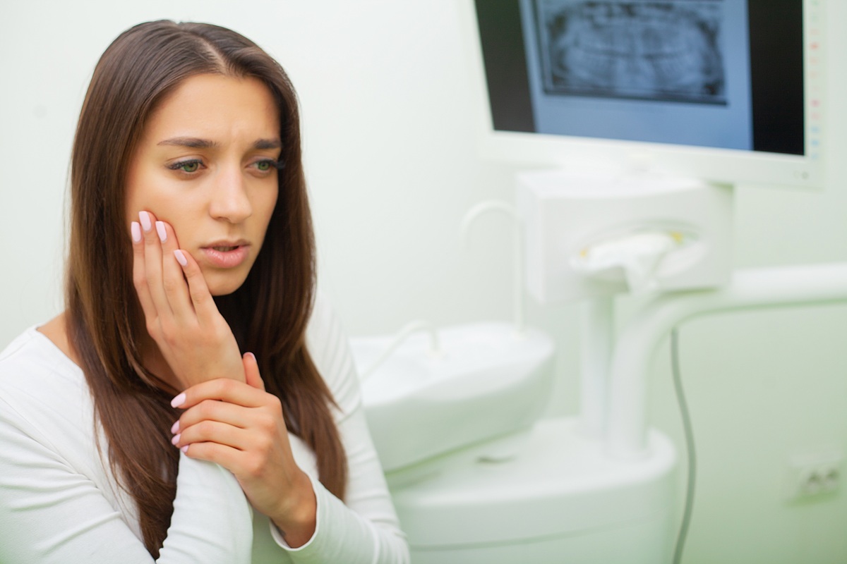 immediate steps to take after tooth gets knocked out